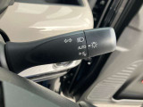 鋭く前方を照らす、LEDヘッドライト。遠くまで視界が開けることで、より安心したストレスのない走行を、提供してくれます。