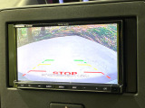 【バックカメラ】駐車時に後方がリアルタイム映像で確認できます。大型商業施設や立体駐車場での駐車時や、夜間のバック時に大活躍!運転スキルに関わらず、今や必須となった装備のひとつです!