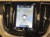 【360&deg;ビューカメラ】4台の高解像度カメラで360度の鳥瞰図を表示。隣の車や壁、死角にある障害物などを画面で確認できるため、狭いスペースでの駐車・出入りも安心です。