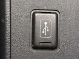 こちらのクルマはUSB接続コネクタも装備されています♪スマホの充電などにお使い下さい。ご旅行中での充電切れも、これなら心配いりませんね!