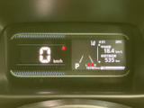 デジタル表示で視認性が高く、運転に必要な情報をしっかり確認できます。平均燃費や走行距離もひと目でわかりますね。