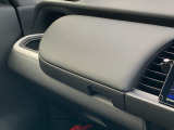 助手席周辺はこのようになっております。運転手だけでなく助手席に一緒に乗られる方も広々と快適にお乗り頂けるような設計です!各種装備を次の写真からご案内いたしますのでご覧ください。
