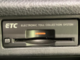 高速道路の料金所をスムーズに通過できるETC車載器を搭載。スムーズな移動をサポートし、快適なドライブをさらに便利にします。