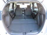 リヤシートを前に倒すとご覧のような広大なラゲッジスペースが作れます。是非一度実車でご確認下さい。