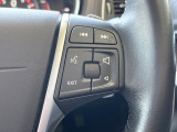 【ステアリングスイッチ】運転中、前方から目線をそらさずにオーディオ等の操作ができるよう、適切に配置されたスイッチ類。安心&快適なドライブを演出してくれる便利な機能です。