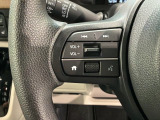 ステアリングにオーディオ操作スイッチが付いています。オーディオ画面に直接タッチしなくても操作が出来ますので、運転に集中できます。