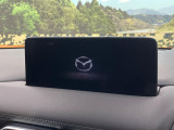 【10.25インチマツダコネクト】車内の雰囲気にマッチした大型ディスプレイ。スマホ接続でのナビ使用やBluetooth再生等、様々な機能が楽しめます。直感的なダイヤル操作が可能で、使い勝手も良好です。