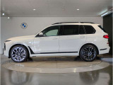 BMWではロングホイールベースの採用をしており、すべての車種に適用され、走行中の安定感の向上されております。また室内空間の広さにも貢献しております。