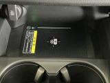 ワイヤレス充電器ついてます!スマートフォンを置くだけで充電可能。ケーブルをつなぐ煩わしさがありません。