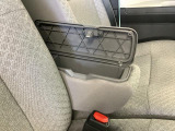 【フロントセンターアームレスト(ボックス付き)】運転席と助手席の間には、小物が収納できるボックス付のアームレストが装備!必要な物をぱっと取り出せて車内もスッキリです♪
