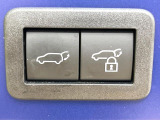 【パワーバックドア】スマートキーや運転席のボタンを押すだけでリアゲートが自動で開閉します!荷物を持っている時や、高い位置にあるバックドアを閉める際に便利な機能です♪