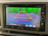 【バックカメラ】駐車時に後方がリアルタイム映像で確認できます。大型商業施設や立体駐車場での駐車時や、夜間のバック時に大活躍!運転スキルに関わらず、今や必須となった装備のひとつです!