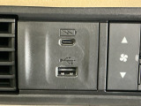 USB入力端子ついてます。USBメモリを接続して音楽ファイル、画像ファイル、動画ファイルなどをナビ画面で楽しめます ※一部のディスプレイオーディオ、CDチューナーの場合は音楽ファイルのみとなります