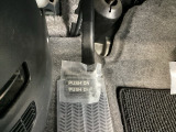 パーキングブレーキはフット式なので運転席と助手席の間はすっきり、移動も楽々です。さっと手が届く位置にATセレクトレバーやエアコンスイッチなどがあり操作性に優れています