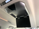 【フリップダウンモニター】大画面モニターで後席でもエンタメをお楽しみいただけます。小さなお子様にも大人気の装備です♪