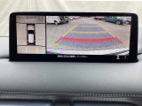 狭い場所での駐車やすれ違いなどでより的確な運転操作に役立つ360&deg;ビューモニターが装備されています。