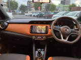 すっきりした運転席周りにはナビやエアコンの操作パネルを設置しておりますので、お一人での運転でもご安心できます。