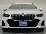 【キドニーグリル】BMWの代名詞。一目見ただけでBMWであると認識できる確固たるアイコンとして存在感を放ちます。