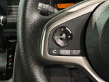ステアリングにオーディオ操作スイッチが付いています。オーディオ画面に直接タッチしなくても操作が出来ますので、運転に集中できます。