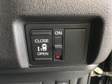 左側に電動スライドドアを装備。ワンタッチで開閉できるため、荷物の積み降ろしやお子さまの乗り降りがスムーズです。
