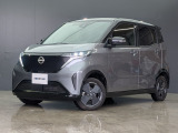 グレー系ボディの軽EV「サクラ」のフロント・サイド外観です。シャープなヘッドライトと静粛性の高さを予感させるVモーションデザインが特徴です。