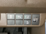 ハンドルの右側にはヘットライトリベライザーとHondaセンシング用のメインスイッチがついています。ヘッドライトリベライザーは道路状況や積荷の加重に応じてライトの高さを調節できます。