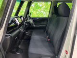 運転しやすいように設計された、機能的な空間です。視界も広く、安全運転をサポートします。