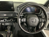 【ハンドル】運転にかかわる様々な操作を安全に行えるように視点移動が少なく操作性に配慮されたスイッチ類が凝縮されたコックピットです。