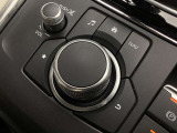 「MAZDAコネクト」コマンダー部 手元を見ることなく操作出来るように左手を自然に降ろした位置に設置。シンプルで使いやすく、機能を覚えやすいボタン配置になっています。