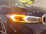 BMWの伝統の丸目4灯ヘッドライトでございます。LEDライトで視認性もよく明るく安全性の向上につながります。