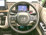 インテリアに合わせたデザインのステアリングは、運転される方のことも考え、運転しやすい形状、大きさです。是非一度、実際に触ってお確かめください。