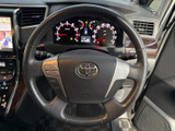 握りやすいステアリングは、運転操作をスムーズに行えます。オーディオやハンズフリー通話の操作もステアリングから可能です。