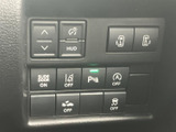 様々な情報を分かりやすく表示するモニター。車両設定や運転状況を把握しやすく、より安全で快適な運転をサポートします。視認性の高いデザインも魅力です。