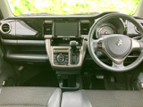 開放感のある室内空間が広がります。運転に必要な情報が視認しやすく、操作性にも優れています。快適なドライブをサポートします。