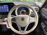 インテリアに合わせたデザインのステアリングは、運転される方のことも考え、運転しやすい形状、大きさです。是非一度、実際に触ってお確かめください。