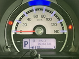 視認性の高いメーターで、速度やエンジン回転数を一目で確認可能。運転状況を的確に把握し、安全運転をサポートします。情報も整理されています。