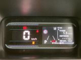 視認性の高いメーター類で、運転に必要な情報を的確に把握できます。運転状況を常に把握し、安全運転をサポートします。直感的な操作性も魅力です。