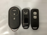スマートキーを装備しています。鍵を差し込むことなくドアロックの開け閉めと、スタートボタン操作でのエンジンスタートができます。加えて、純正リモコンエンジンスターター用の操作キーもついています。
