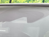 【エマージェンシーブレーキ】走行中に前方の車両等を認識し、衝突しそうな時は警報とブレーキで衝突回避と被害軽減をアシスト。より安全にドライブをお楽しみいただけます。