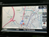 見やすい地図表示で、運転中のナビゲーションをサポート。スムーズな移動を助け、目的地まで安心してお送りします。細部まで確認しやすい画面です。