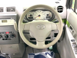 インテリアに合わせたデザインのステアリングは、運転される方のことも考え、運転しやすい形状、大きさです。是非一度、実際に触ってお確かめください。