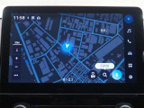 ディスプレイオーディオ(コネクティッドナビ対応)PLUS搭載。T-Connectご契約で2028年10月まで無償で利用できるナビ(期限到来後は有償)と、解約後も利用できる車載ナビが搭載されています。