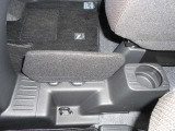 運転席の足元へ物を落ちるのを防ぐ小物侵入防止版がついています☆