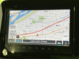 見やすい地図画面で、目的地までスムーズに案内。渋滞情報も確認でき、効率的なルート選択を支援します。