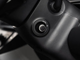 電動調整ステアリングコラム  このレバーを使うことでハンドルの位置を前後上下に調整できます。更にシートメモリーと同時にハンドルの位置も記憶するのでエンジン始動と同時にポジションへ移動してくれます。