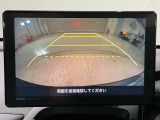 リバースギアに入れるだけで後方の表示へ切り替わります。夜間や雨の日の駐車も楽になりますよ。