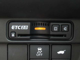 ■ETC2.0■より高度なデータ通信が可能となった最新の車載器が搭載されております!インパネ部分にすっぽり収まっておりますので、見た目もスッキリ〜!