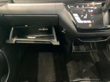 車検証入れになどにも使える便利な収納BOXあります。