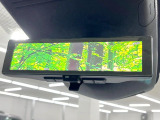 【インテリジェントルームミラー】後席の大きな荷物や同乗者で後方が確認しづらい時でも安心!カメラが撮影した車両後方の映像をルームミラー内に表示。クリアな視界で状況の確認が可能です!