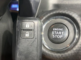 【キーレススタートシステム】カバンやポケットに入れたままでもドアの施錠・解錠が可能なスマートキーを装備。エンジンのオン・オフ時もカギを取り出す必要が無いからとっても便利です♪